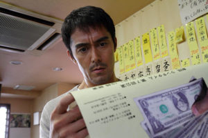 【カラスの親指】阿部寛主演の詐欺師をテーマにしたほっこりサスペンス映画